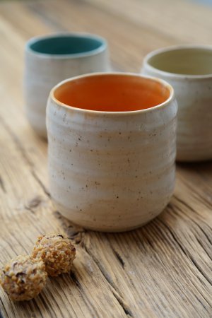 Handgefertigte Keramikbecher – außen  weiß mit zarten Sprenkeln - innen in verschiedenen Farben